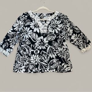 Alfred Dunner Black and White Floral Patterned Blouse-Crochet Accents Size 8P
